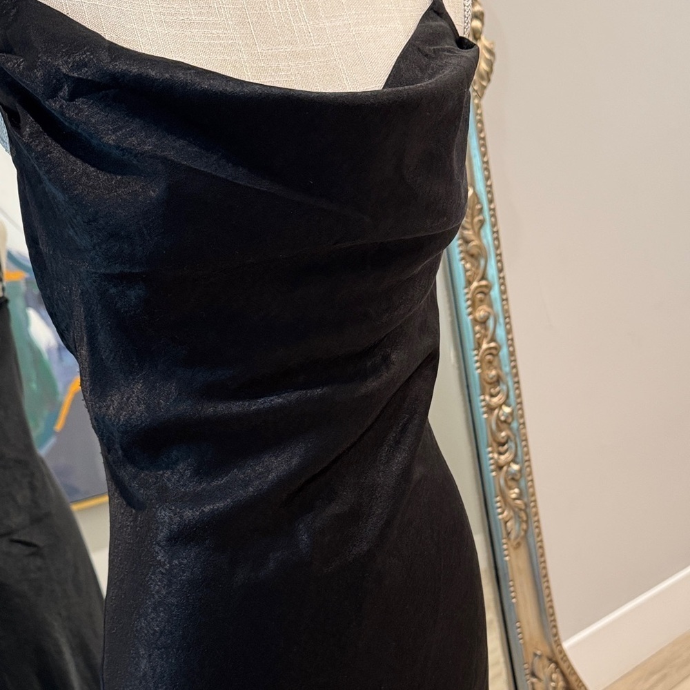 Elegant Black Draped Midi Dress - Picture 4 of 4